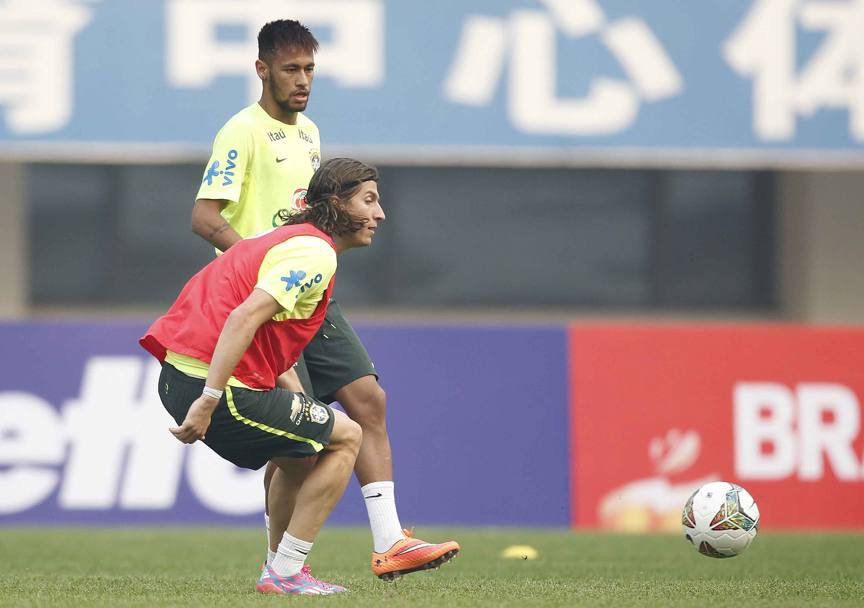 Neymar e Felipe Luis (foto Rafael Ribeiro/CBF)